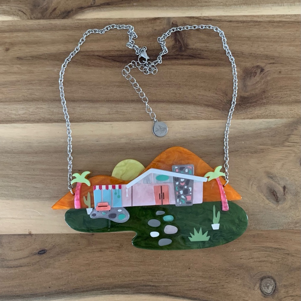 Erstwilder The Great Entertainer necklace cottage house NWOT